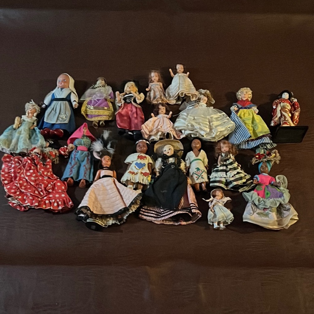 19 beautiful dolls from around the world!!